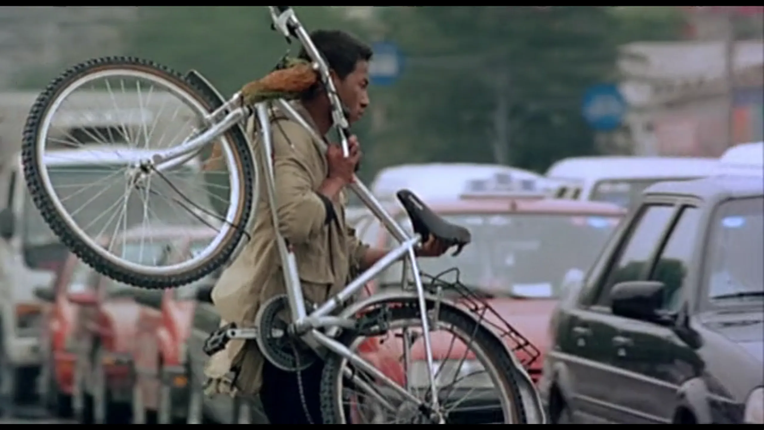 影片结尾，小贵扛着单车穿过街巷
